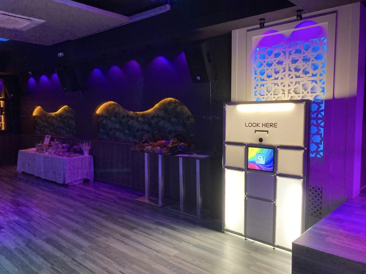 Fotomatón open air para bodas — photobooth sin cabina con fondo personalizado e iluminación profesional