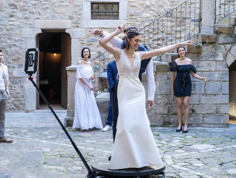 Vídeo 360 para bodas — plataforma giratoria con cámara slow motion para eventos premium