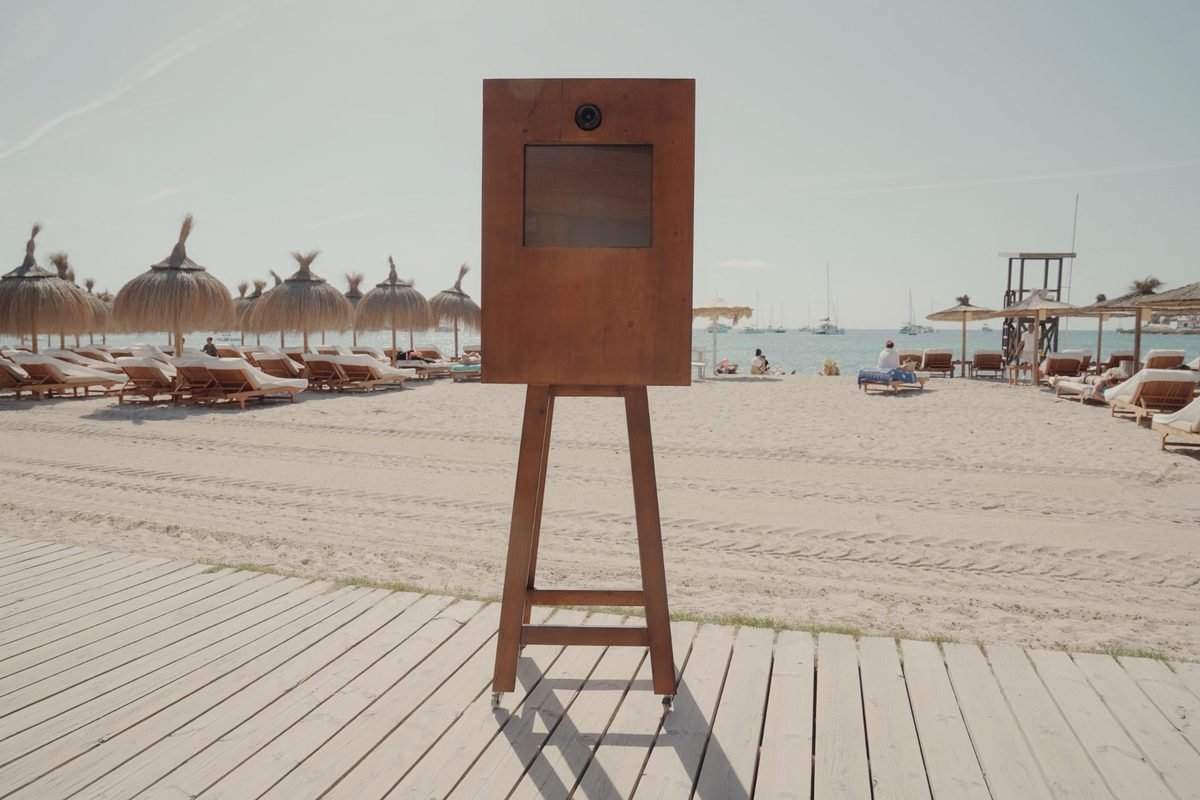 Fotomatón retro vintage para bodas — photobooth de madera estilo clásico con tiras fotográficas