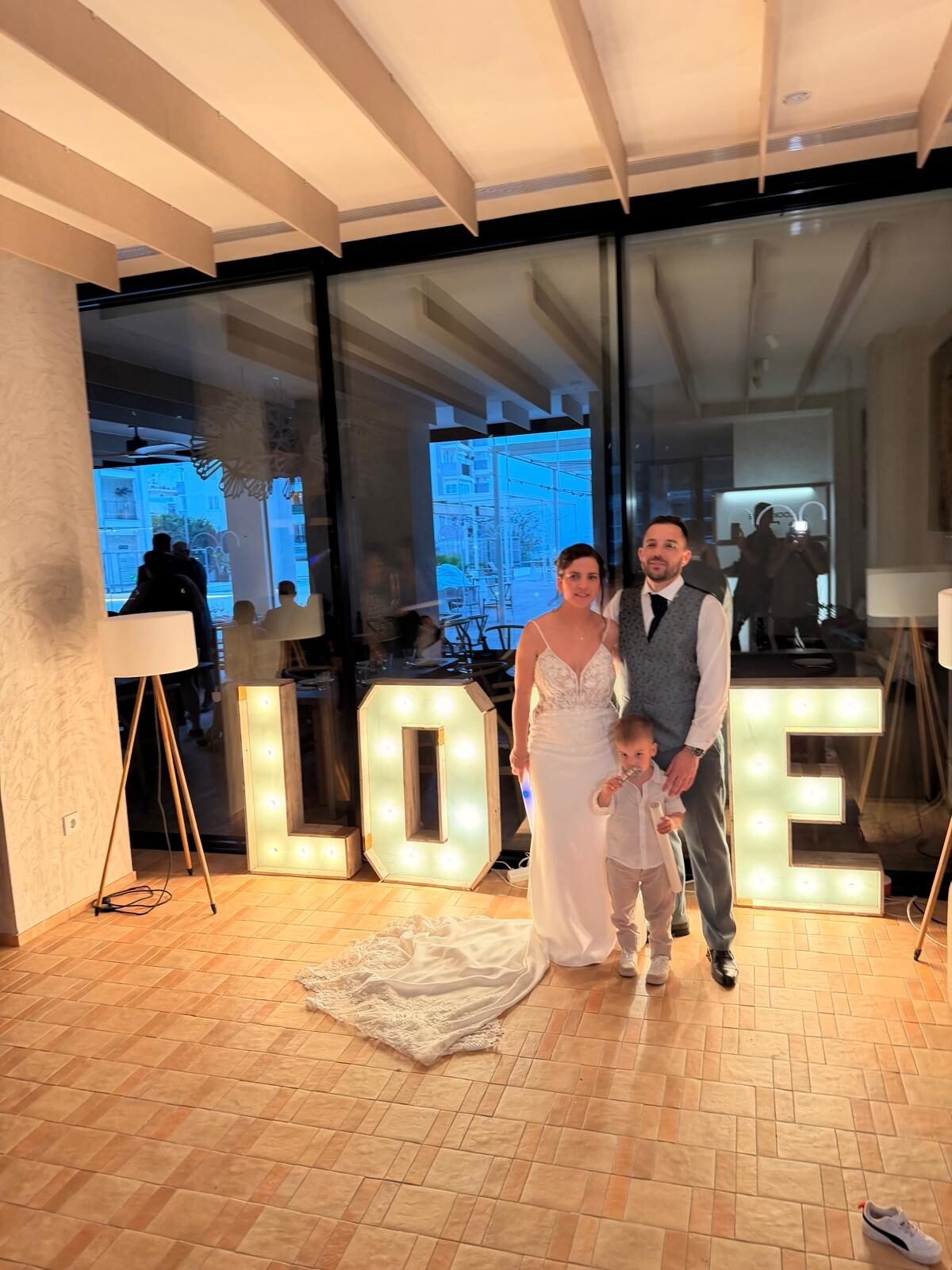 Pareja con letras LOVE en boda