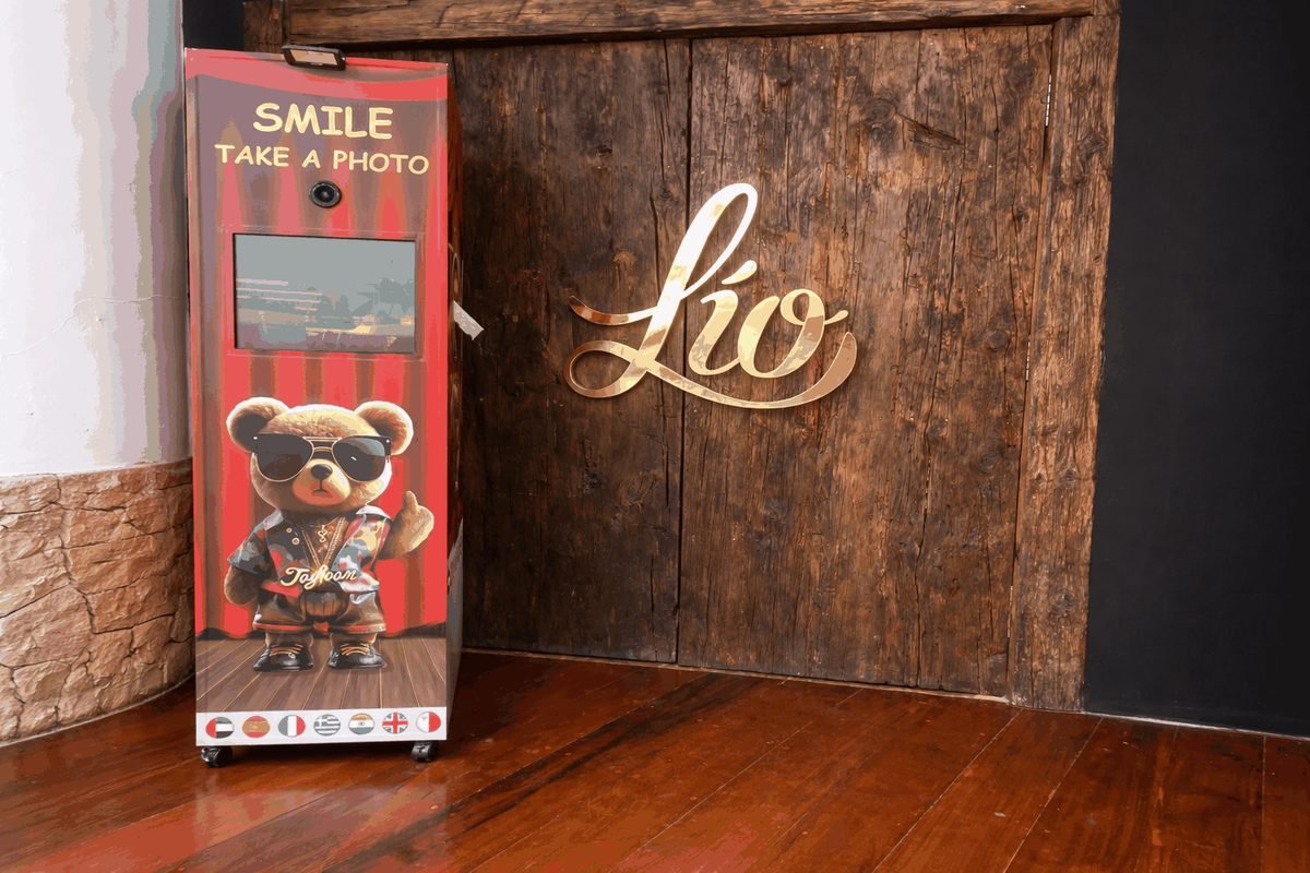 Fotomatón personalizado instalado en venue exclusivo para boda