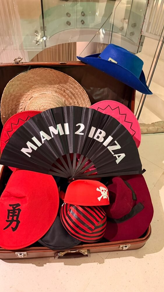 Atrezzo y sombreros para boda en Ibiza